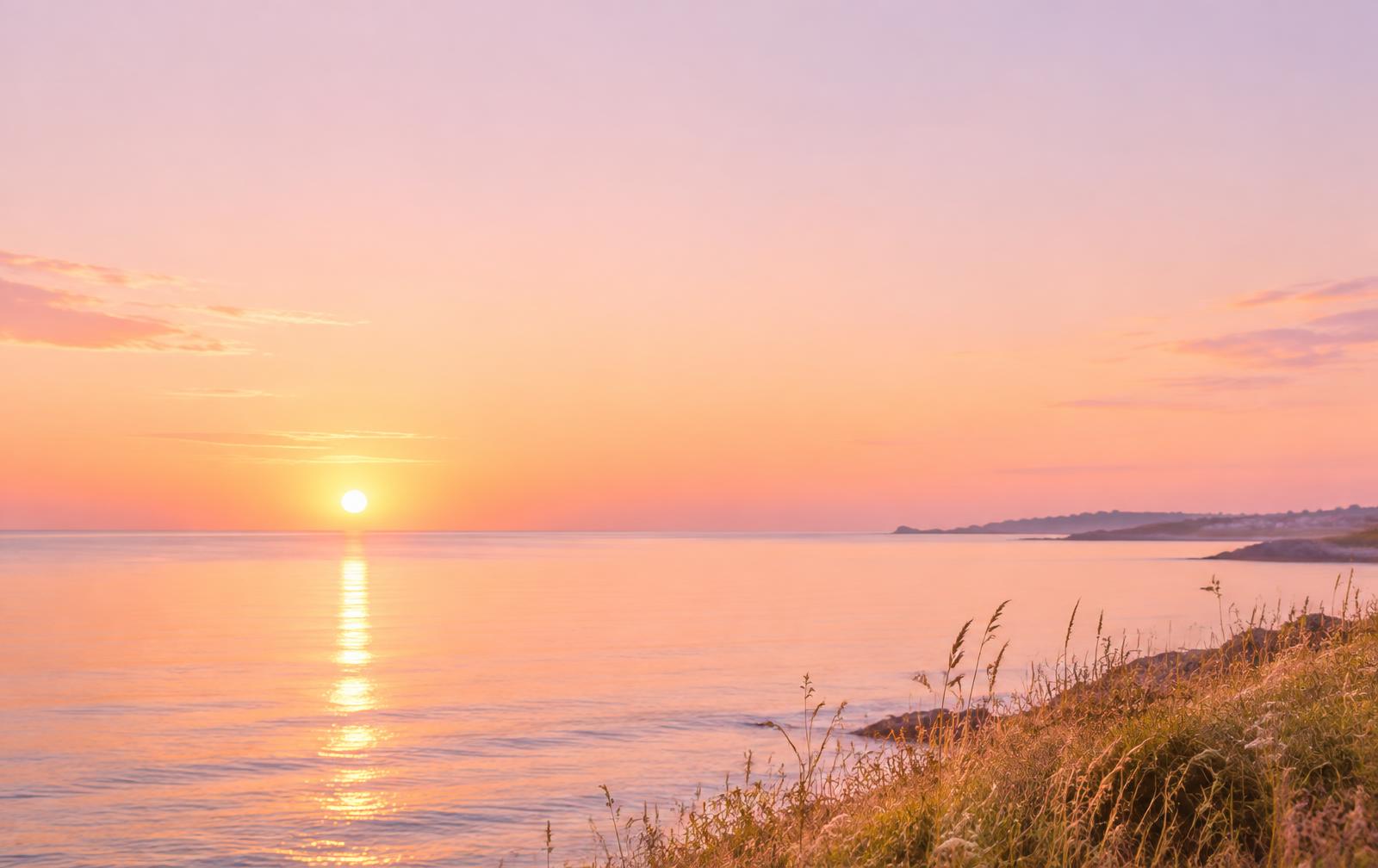 Le soleil se lève sur une mer paisible aux couleurs de l’aube